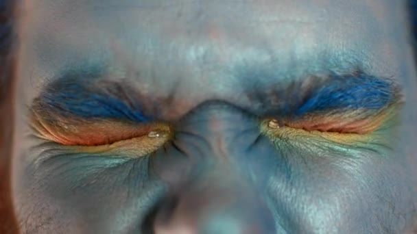 Close-up de olhos masculinos em maquiagem. O ator retrata medo ou suspeita . — Vídeo de Stock