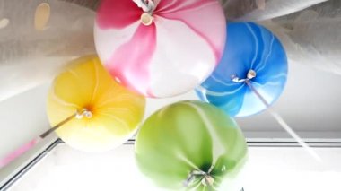 Renk helyum balonları sinek. Festival balonlar birlikte bağlanır