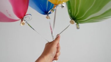 Renk helyum balonları sinek. Festival balonlar birlikte bağlanır