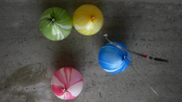 Farbige Heliumballons fliegen. Festliche Luftballons befestigt — Stockvideo