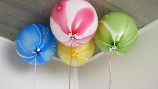 Los globos de helio de color vuelan. Globos festivos unidos — Vídeos de Stock
