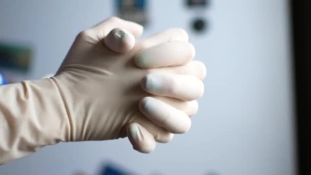 Le gros plan montre les mains des médecins. Il met des gants sur ses mains . — Video