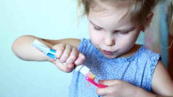 Маленькая девочка старательно чистила ему зубы — стоковое видео