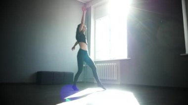 Çağdaş mutlu bale dansçısı Kafkas kadın