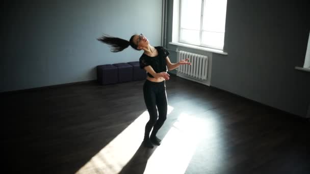 Contemporánea bailarina de ballet feliz mujer caucásica — Vídeos de Stock