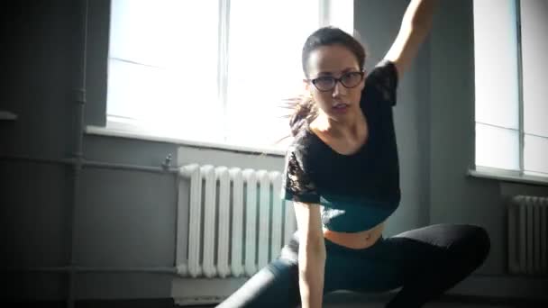 Contemporain heureux ballet danseur caucasien femme — Video