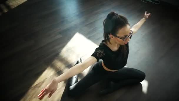 Çağdaş mutlu bale dansçısı Kafkas kadın — Stok video