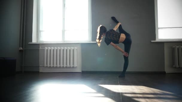 Bailarina joven haciendo estiramiento. Calienta antes del entrenamiento . — Vídeos de Stock