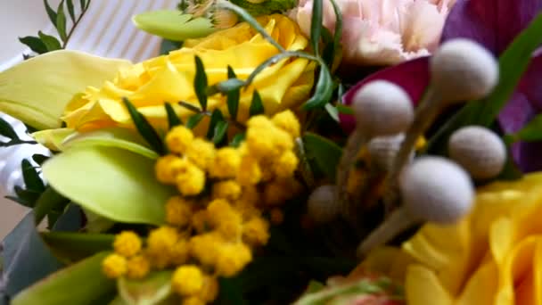 異なる色、誕生日や母の日の花束. — ストック動画