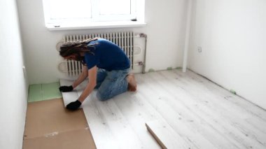 evde onarır. Adam Laminat zemin döşeme.
