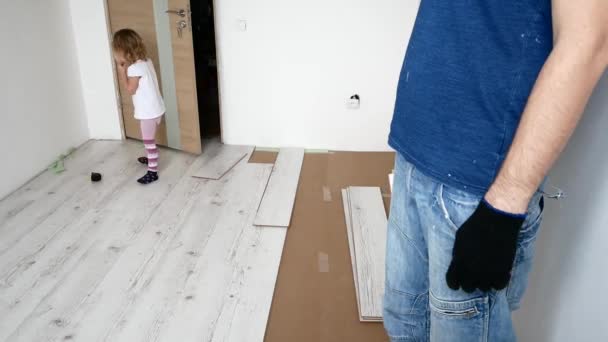Vater und Tochter legen Laminat in die Wohnung — Stockvideo