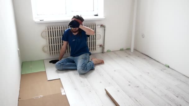 Pai e filha colocar um laminado no apartamento — Vídeo de Stock