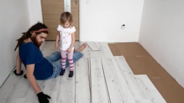 Baba ve kızı apartmanda onarım yapıyoruz. Laminat döşeme