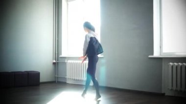 Çağdaş mutlu bale dansçısı Kafkas kadın