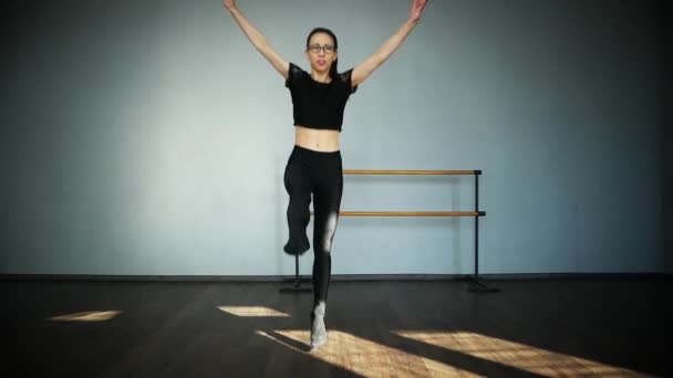 Mujer joven en clase de baile — Vídeo de stock