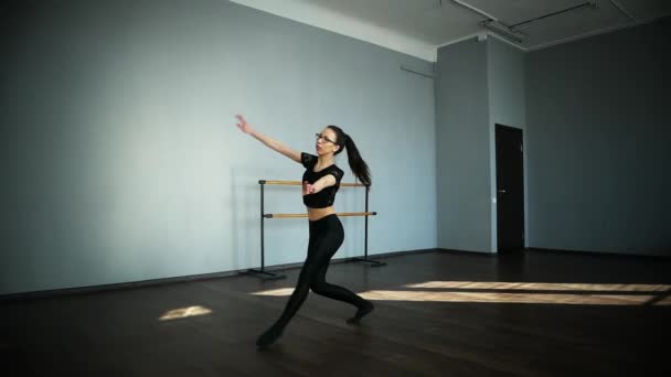 Молодая женщина в танцевальном классе — стоковое видео