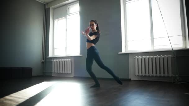 Young woman in dancing class — Stock Video