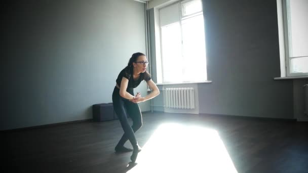 Mujer joven en clase de baile — Vídeos de Stock