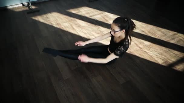 Young woman in dancing class — Stock Video