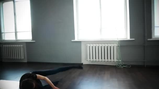 Young woman in dancing class — Stock Video