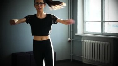 Çağdaş mutlu bale dansçısı Kafkas kadın