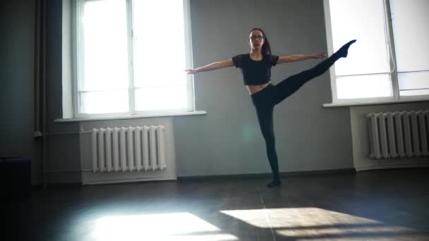 Сучасна щаслива балетна танцівниця біла жінка — стокове відео