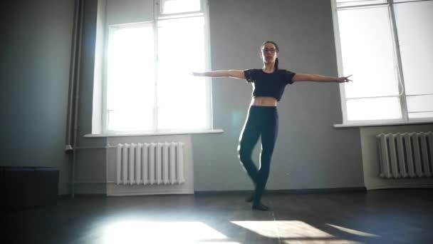 Young woman in dancing class — Stock Video