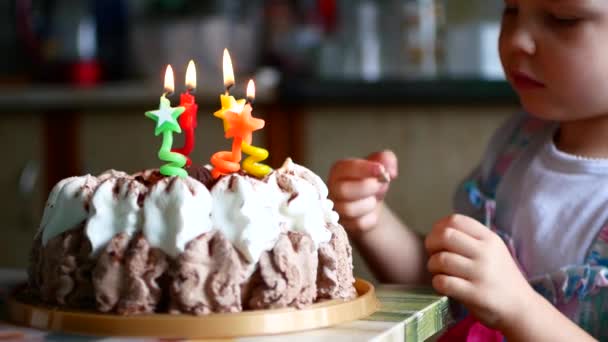 El cumpleaños de la chiquilla, las velas a la torta . — Vídeo de stock