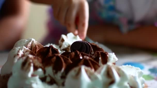 Gelado de bolo, close-up. A família come com colheres. — Vídeo de Stock