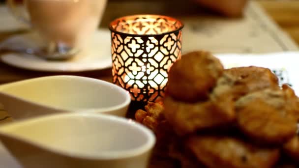 Uma vela cintilante na mesa do café. Fundo calmo — Vídeo de Stock