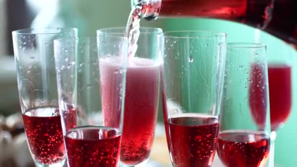 粉红色的香槟被倒入玻璃杯。生日聚会 — 图库视频影像