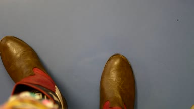 kahverengi botları bir alışveriş merkezindeki kadın