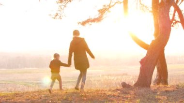 Anne ve bebek günbatımı siluetleri