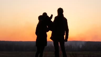 Anne, baba ve kızı günbatımı arka plan üzerinde. Siluetleri