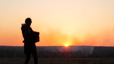 Anne ve bebek günbatımı siluetleri