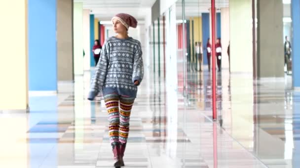 여자는 비즈니스 센터 슬로우 모션으로 걸어 — 비디오