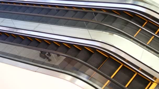 メカニシャン、折衷的な階段および公共エリアでエスカレーターを動いているエスカレーター — ストック動画