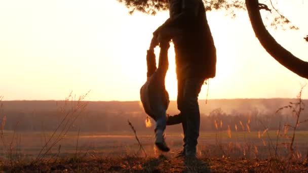 Silhuetas mãe e bebê por do sol — Vídeo de Stock