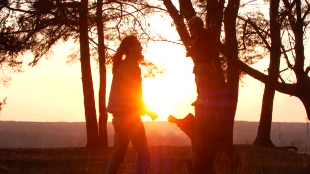 Vader en dochter spelen bij zonsondergang — Stockvideo