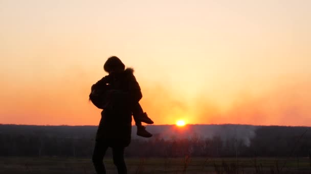 Силуети мати і захід сонця дитини — стокове відео