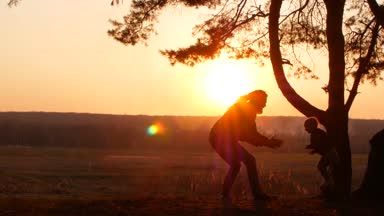 Baba ve kızı günbatımında oynarken