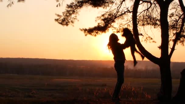 Pai e filha brincando ao pôr do sol — Vídeo de Stock