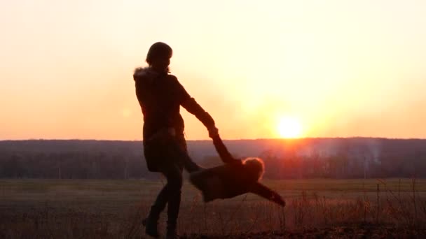 Silhouetten Mutter und Baby Sonnenuntergang — Stockvideo