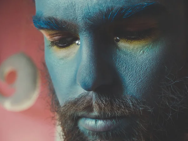 Portrait d'un homme avec un maquillage bleu sur le visage. Maquillage de scène, comme un alien, fantasme . — Photo