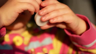 Mutlu insanlar hamuru - küçük kız bir sanat projesi Tamamlanıyor yapılmış gökkuşağı üzerinden