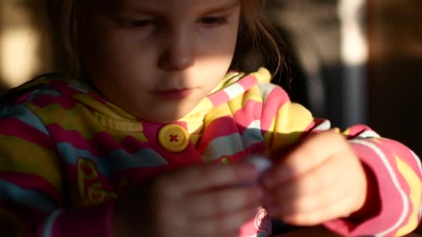 Mutlu insanlar hamuru - küçük kız bir sanat projesi Tamamlanıyor yapılmış gökkuşağı üzerinden — Stok video