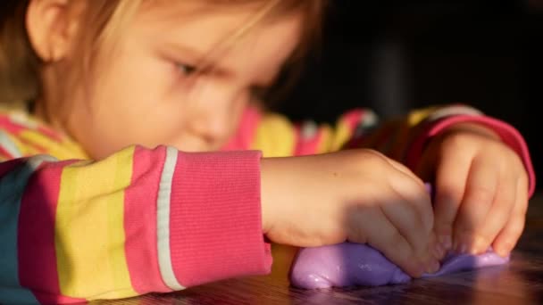 Щасливі люди над веселкою з пластиліну - маленька дівчинка завершує арт-проект — стокове відео