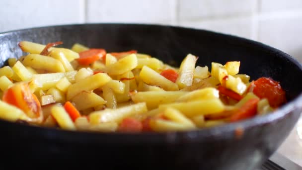 Aardappelen gesneden gebakken in een pan, close-up — Stockvideo