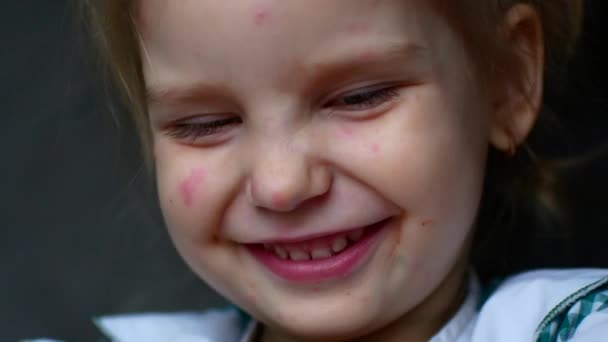 Bébé rire doigts bouche portrait — Video