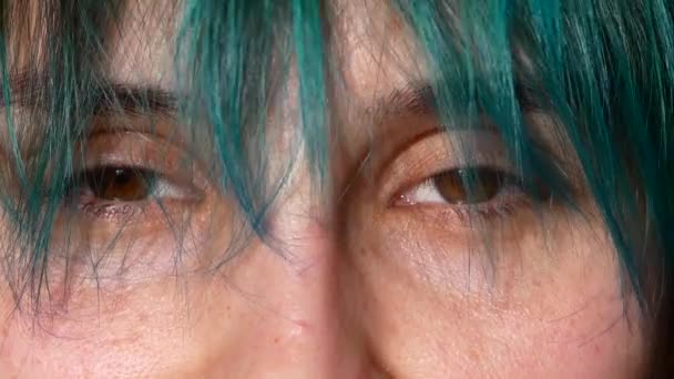 Primer plano de los ojos femeninos. Cabello verde delante de los ojos — Vídeos de Stock